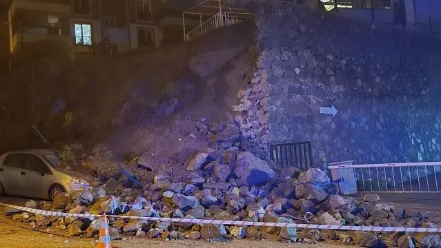 Bursa Mudanya'da İstinat Duvarı Çökerek Park Halindeki Araca Hasar Verdi