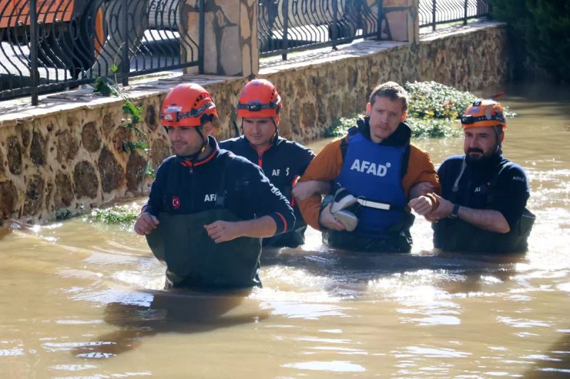 Antalya'da Kuvvetli Yağış 7 İlçede Hasara Yol Açtı, Mahsur Kalan Hayvanlar Kurtarıldı