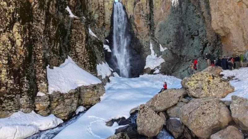 Bingöl’ün İncisi Çır Şelalesi Doğa Tutkunlarını Büyülüyor