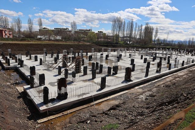 Bingöl Valisi Cahit Çelik Kentpark Projesi İnşaatını Yerinde İnceledi