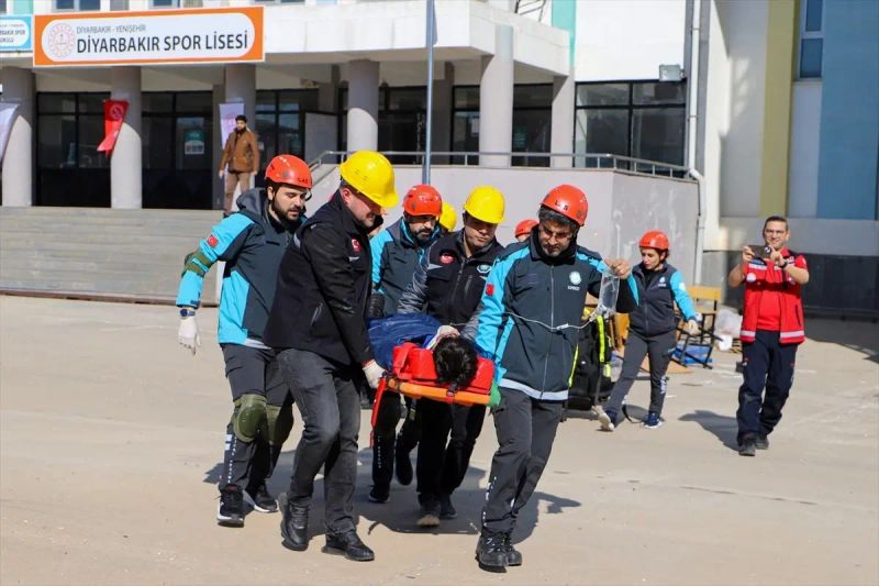 Diyarbakır'da Deprem Haftası Kapsamında Okulda Tatbikat Düzenlendi