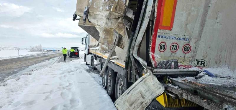 Bitlis Adilcevaz’da Kağıt Yüklü Tıra Arkadan Çarpma Sonrası Kaza