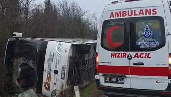 Çatalca'da Polislerin Bulunduğu Midibüs Kayarak Devrildi: 3 Polis Yaralandı