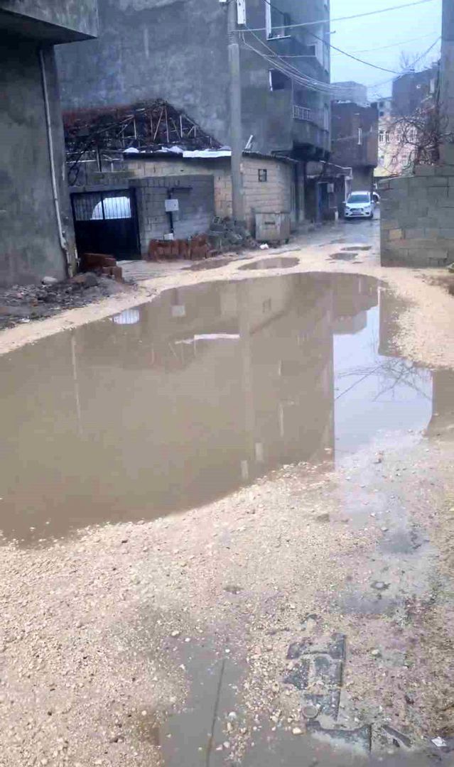 Mazıdağı’nda Yağmur Sonrası Sokaklarda Su Birikintileri ve Çukurlar Oluştu