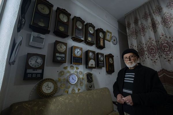 74 Yaşındaki Ahmet Kural, Yarım Asırlık Saat Tamirciliğine Devam Ediyor