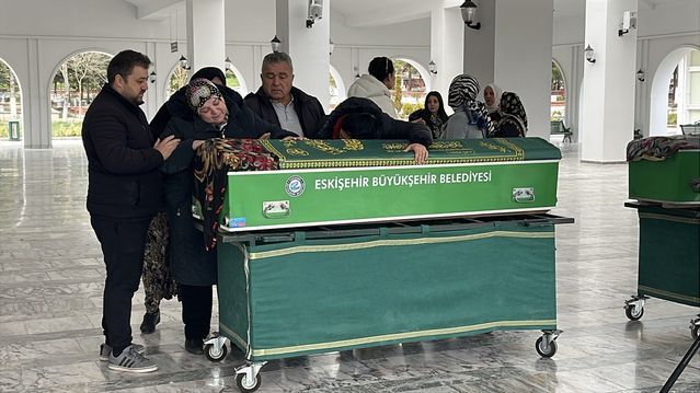Ankara'da Öldürülen Anne ve Kızı Eskişehir'de Defnedildi