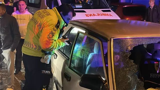 Kütahya'da Alkollü Sürücü Elektrik Direğine Çarptı: 2 Yaralı