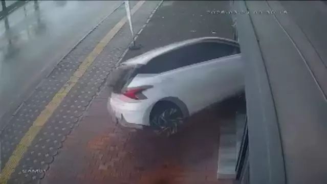 Osmaniye'de Otomobil Kaldırımı Aşarak İş Yeri Vitrinine Çarptı