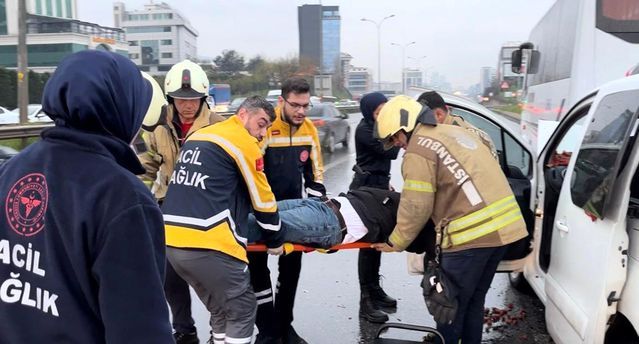 Maltepe'de Servis Minibüsüne Arkadan Çarpan Hafif Ticari Araçta Sürücü Yaralandı