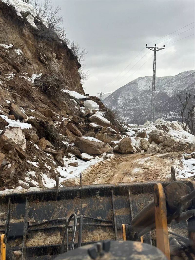 Bitlis'te Heyelan Sonrası Kapanan Köy Yolları Yeniden Ulaşıma Açıldı