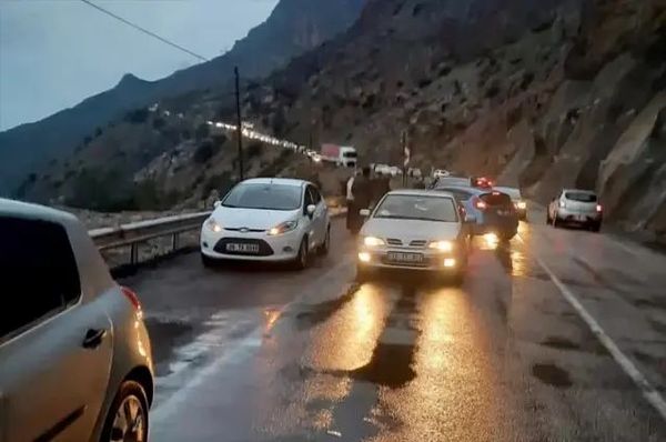 Mersin Aydıncık'ta Heyelan Nedeniyle Kara Yolu Ulaşıma Kapandı
