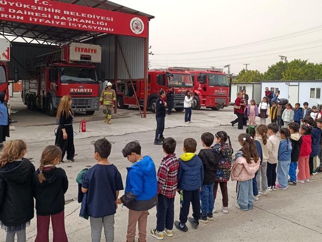 İskenderun Hürriyet İlkokulu Öğrencileri İtfaiye İstasyonunu Ziyaret Etti