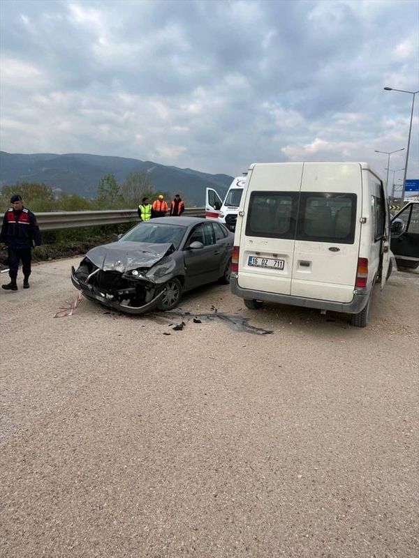 Osmaneli’de Otomobilin Park Halindeki Minibüse Çarpması Sonucu 3 Kişi Yaralandı