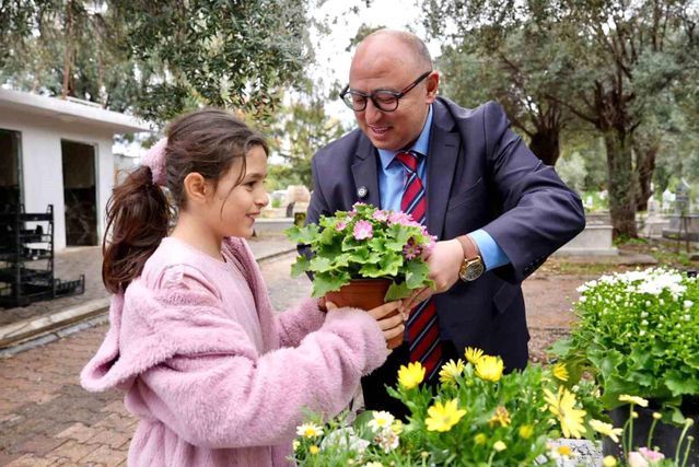 Erdemli Belediyesi Ramazan Bayramı'nda Mezarlık Ziyaretçilerine Ücretsiz Çiçek Dağıttı
