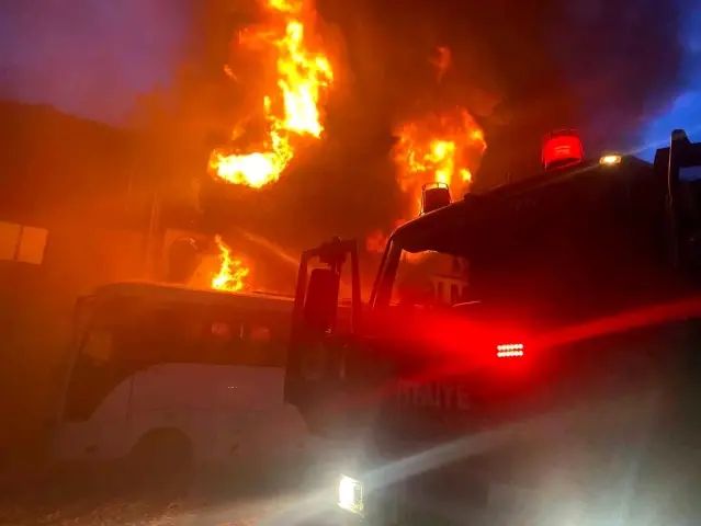 Antalya'da İnşaat Malzemeleri Deposunda Çıkan Yangın Kontrol Altına Alındı