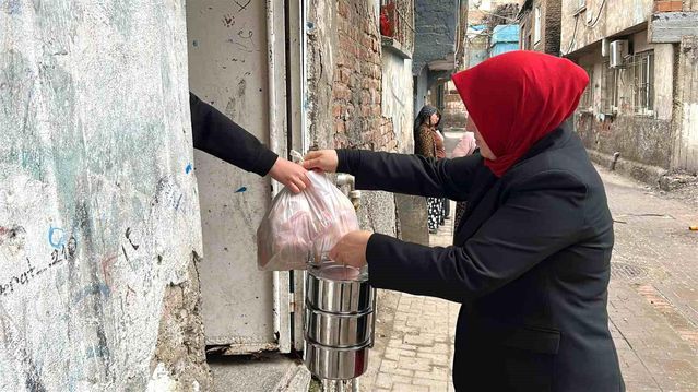 Diyarbakır Bağlar'da Sıcak Yemek Dağıtımı İhtiyaç Sahiplerine Ulaşıyor