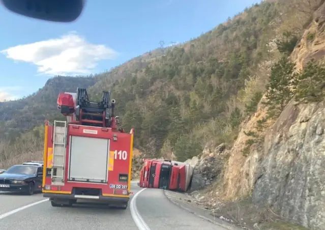 Artvin Borçka'da TIR Devrildi, Sürücü Ağır Yaralandı