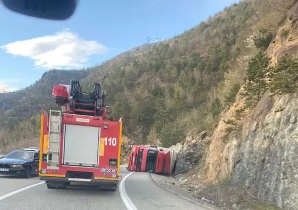 Artvin Borçka'da TIR Devrildi, Sürücü Ağır Yaralandı