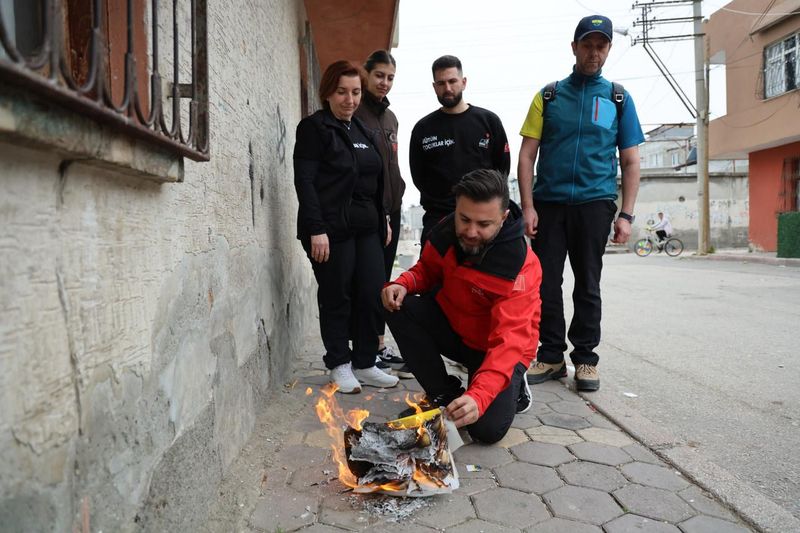 Adana'da Mahallenin Bakkal Veresiye Borcu Tamamen Ödendi ve Defter Yakıldı