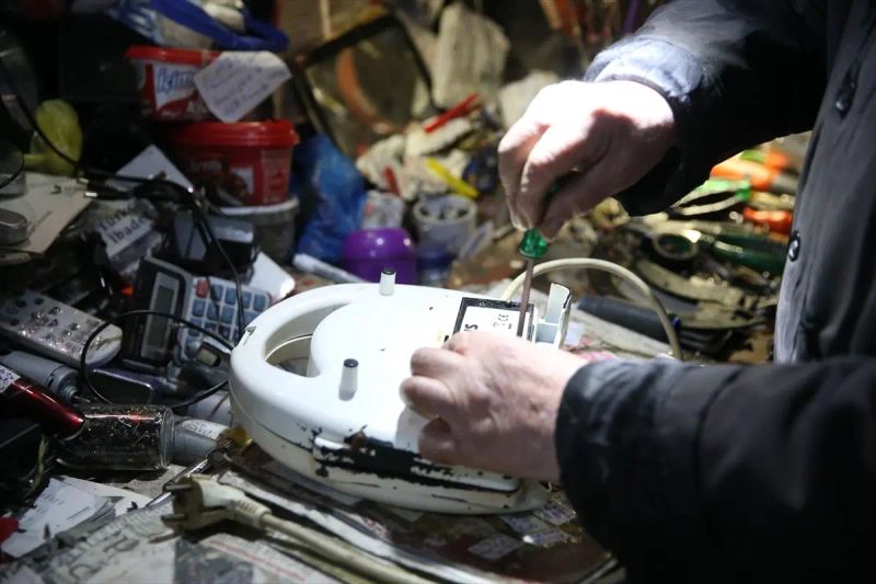 Kastamonu'da Veysel Usta, Eşsiz Dükkânında Elektronik Eşyaları Hayata Döndürüyor