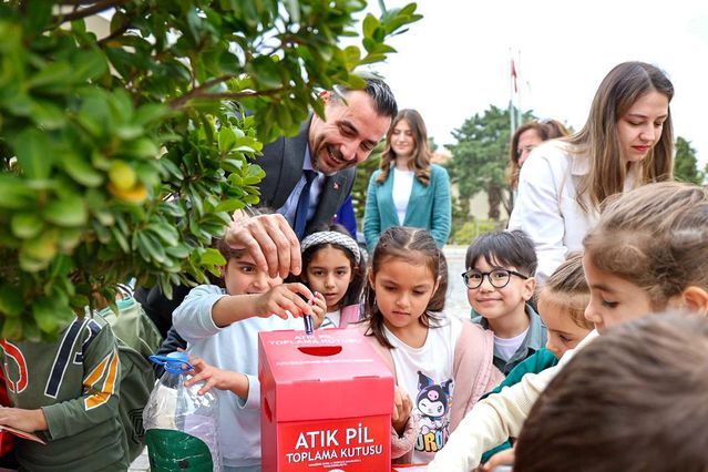 Başkan Vekili Çiçek, Öğrencilerle Atık Pil Toplama Etkinliğine Katıldı