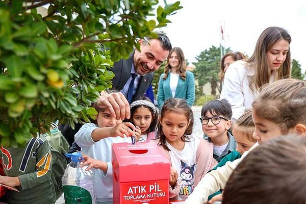 Başkan Vekili Çiçek, Öğrencilerle Atık Pil Toplama Etkinliğine Katıldı