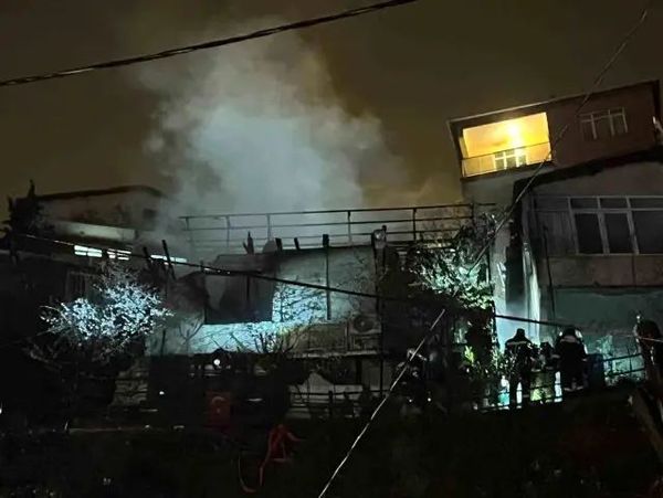 Sarıyer'deki Gecekonduda Çıkan Yangında 4 Kişi Yaralandı