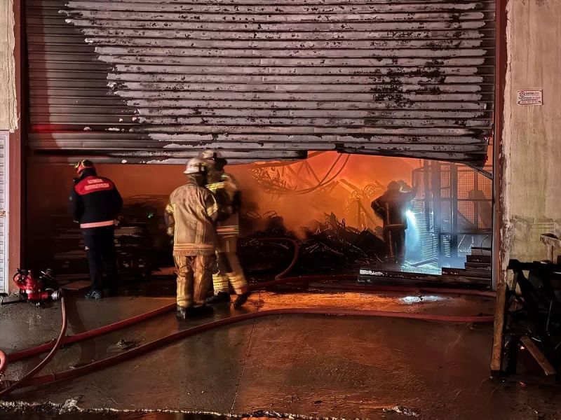 İzmir Bucadaki Mobilya Atölyesindeki Yangın Kontrol Altına Alındı
