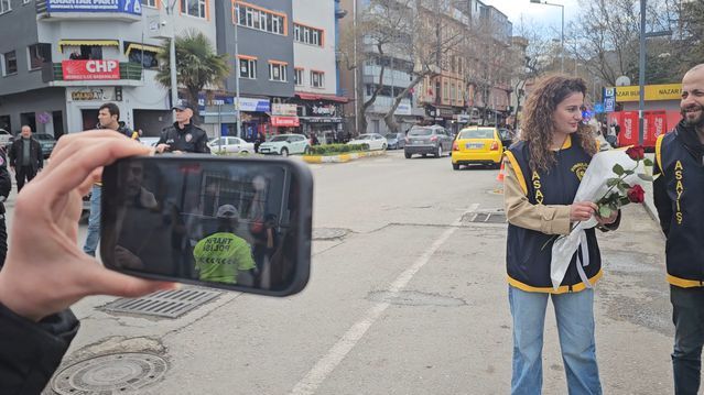 Gazeteciler Zonguldak'ta Polis Haftası'nı Tatlı ve Çiçekle Kutladı