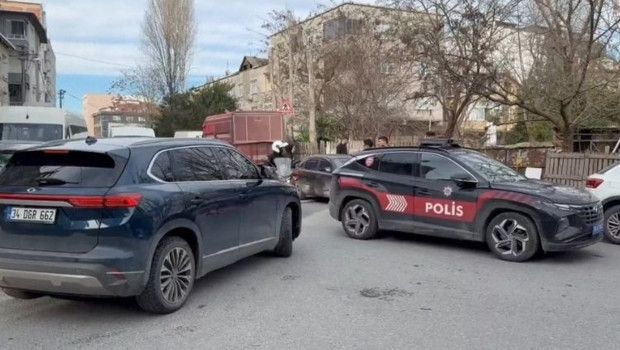 İstanbul'da Devriye Gezen Polislere Saldırı: 4 Polis ve 2 Kişi Yaralandı