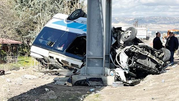 Minibüs Kazasında 5 Kişi Hayatını Kaybetti, 14 Yaralı Var