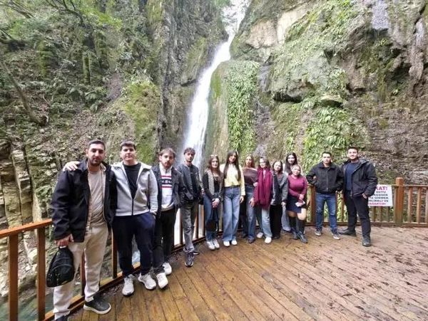 Düzce Üniversitesi Hukuk Topluluğu Akçakoca'da Kültürel Gezi Düzenledi