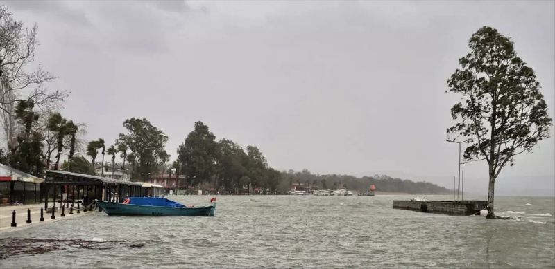 Köyceğiz'de Lodos ve Yükselen Göl Seviyesi Hayatı Olumsuz Etkiliyor