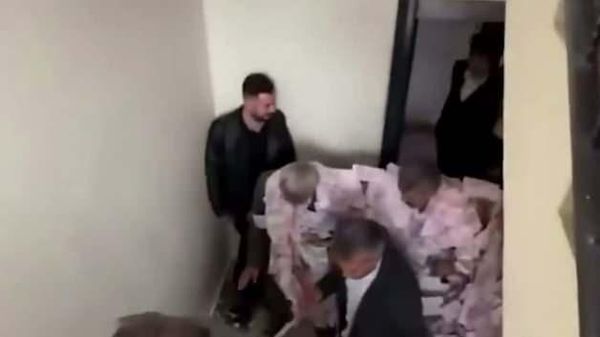 Adana'daki Düğünde Takı Töreni Yoğunluğu Dayılara Yansıdı