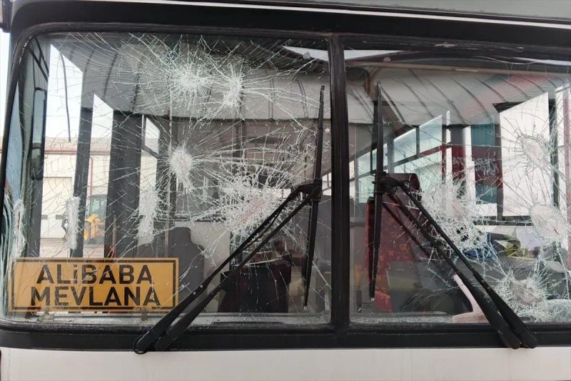 Sivas'ta Belediye İşçi Servisinin Camları Kırıldı