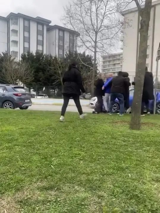 Pendik'te Yol Verme Tartışması Sokak Ortasında Kavgaya Dönüştü