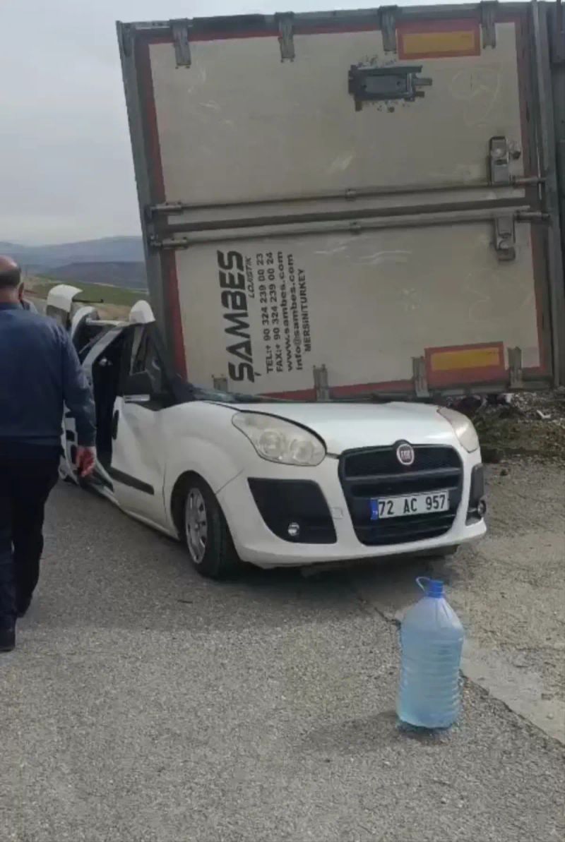 Hasankeyf-Gercüş Yolunda TIR Dorsesi Radar Aracına Devrildi, Jandarma Personeli Yaralandı