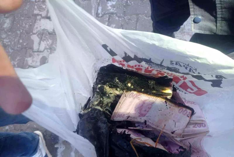 Kahramanmaraş'ta İtfaiye Ekipleri Kur'an-ı Kerim ve 320 Bin TL'yi Kurtardı