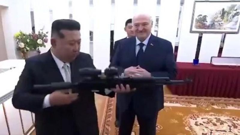 Lukaşenko, Kuzey Kore Lideri Kim Jong Un’a Tüfek Hediye Etti