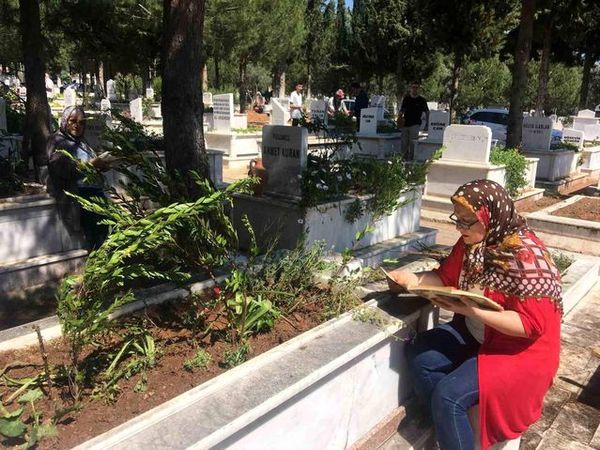 Aydın'da Bayramın İlk Günü Mezarlıklarda Yoğun Ziyaret ve Memnuniyet