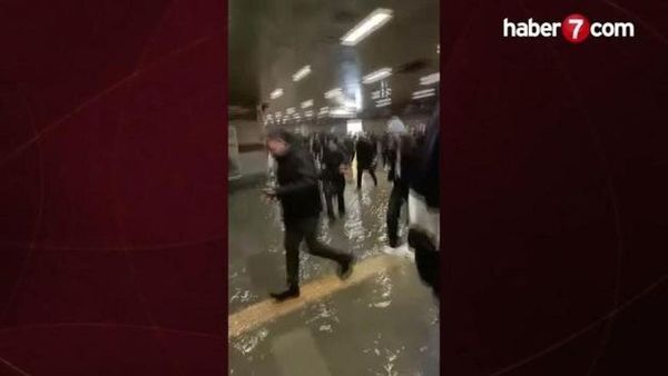 Mecidiyeköy Metro Alt Geçidini Sağanak Su Bastı, Görevliler Tahliye Çalışması Yaptı