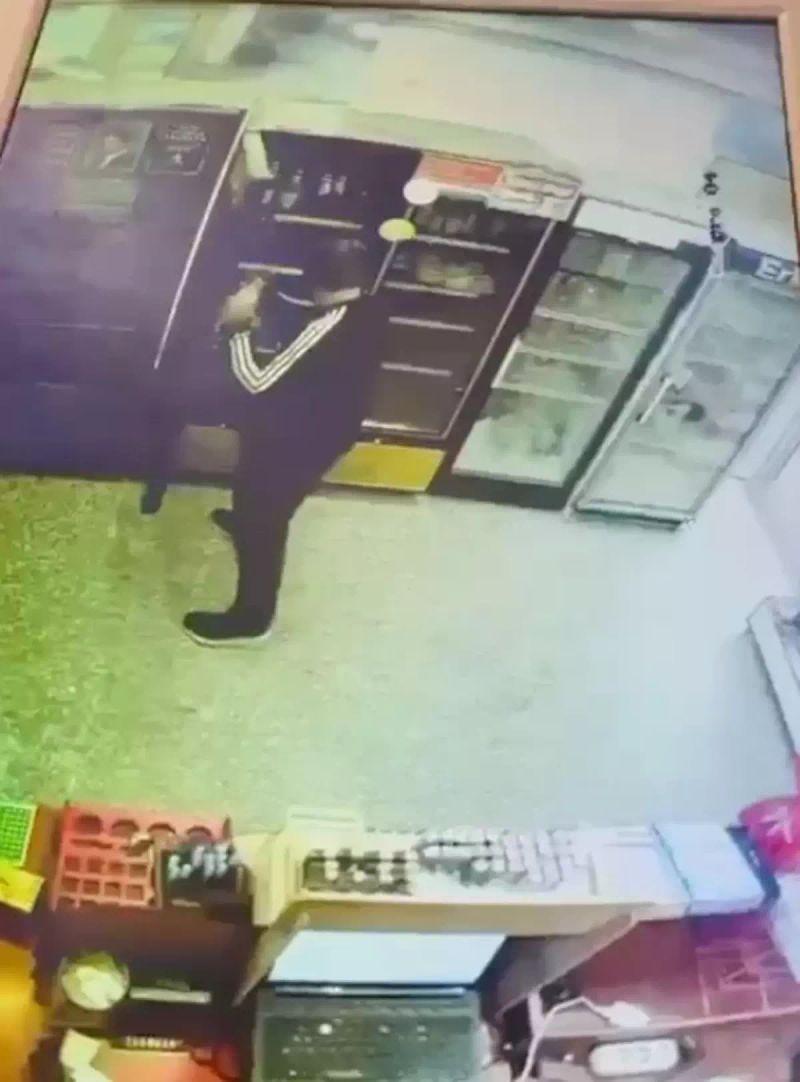 Çorlu'da Marketten İçki Hırsızlığı Güvenlik Kamerasında Kaydedildi