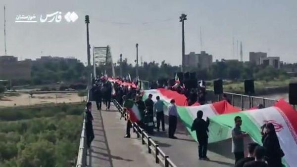 İran Halkı Köprü ve Santrallerde İnsan Zinciri Oluşturdu