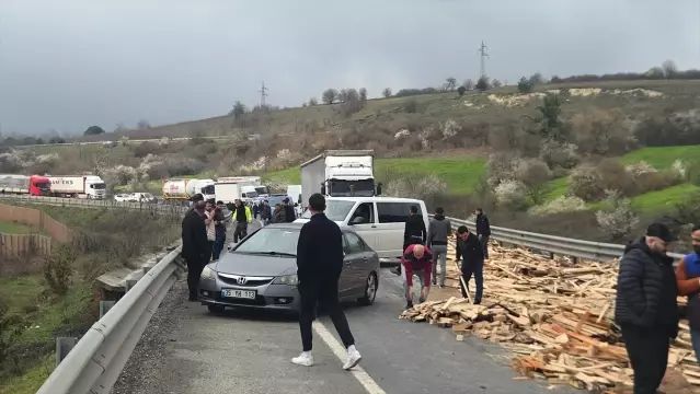 Bursa Orhangazi'de Devrilen Tırda 1 Kişi Yaralandı
