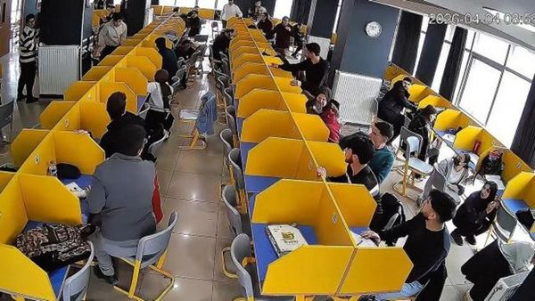 Van’daki 5.2’lik Depremde Öğrencilerini Korumak İçin Canla Başla Mücadele Eden Öğretmenler