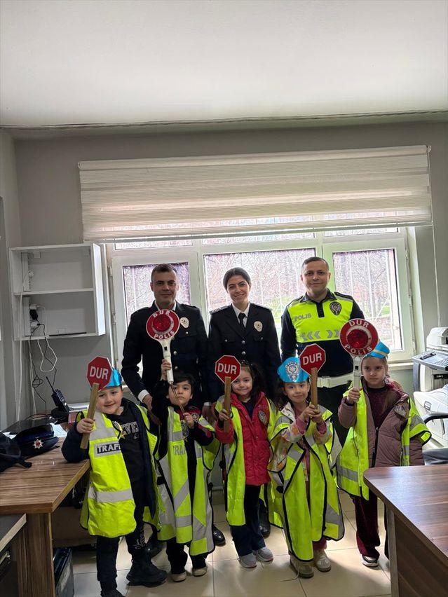 Minik Öğrenciler Gemerek İlçe Emniyet Müdürlüğünü Ziyaret Etti