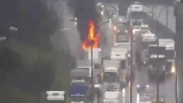 TEM Otoyolu’nda Bir TIR Yangını Yaşanıyor