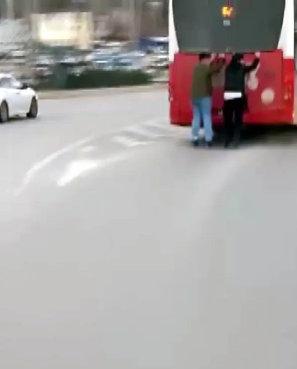 Kahramanmaraş'ta Patenli İki Çocuğun Tehlikeli Otobüs Yolculuğu Görüntülendi