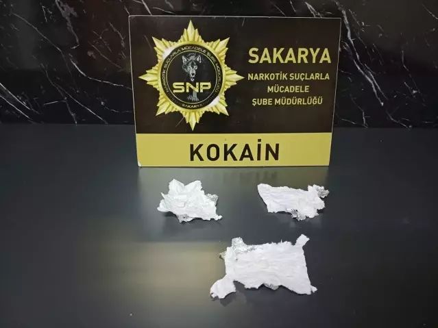 Sakarya'da Otoyolda Durdurulan Araçta Kokain Yakalandı