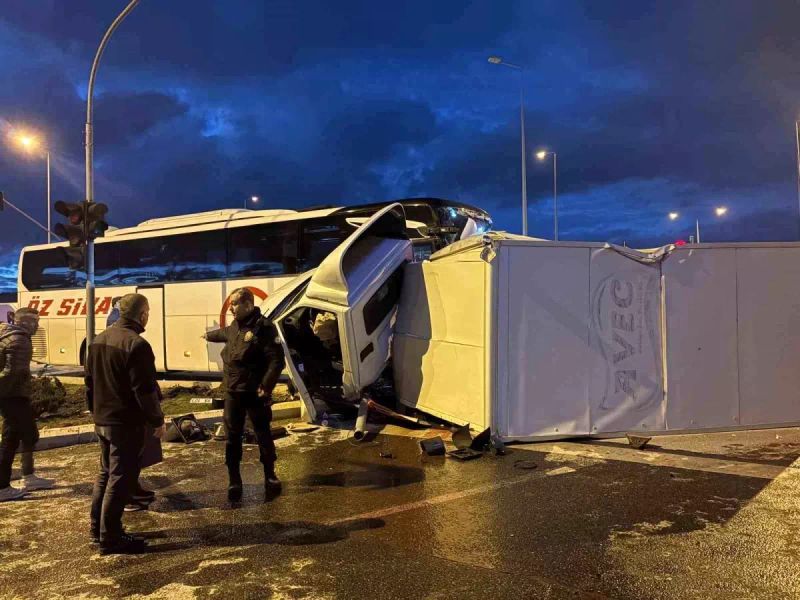 Kayseri'de Yolcu Otobüsü ile Kamyonet Çarpıştı: 5 Kişi Yaralandı